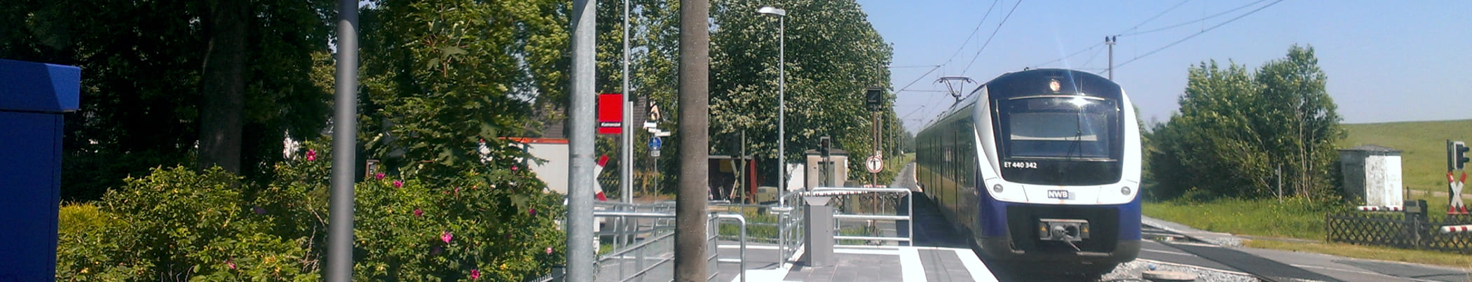 Blau-weisser Zug fährt in eine Station ein