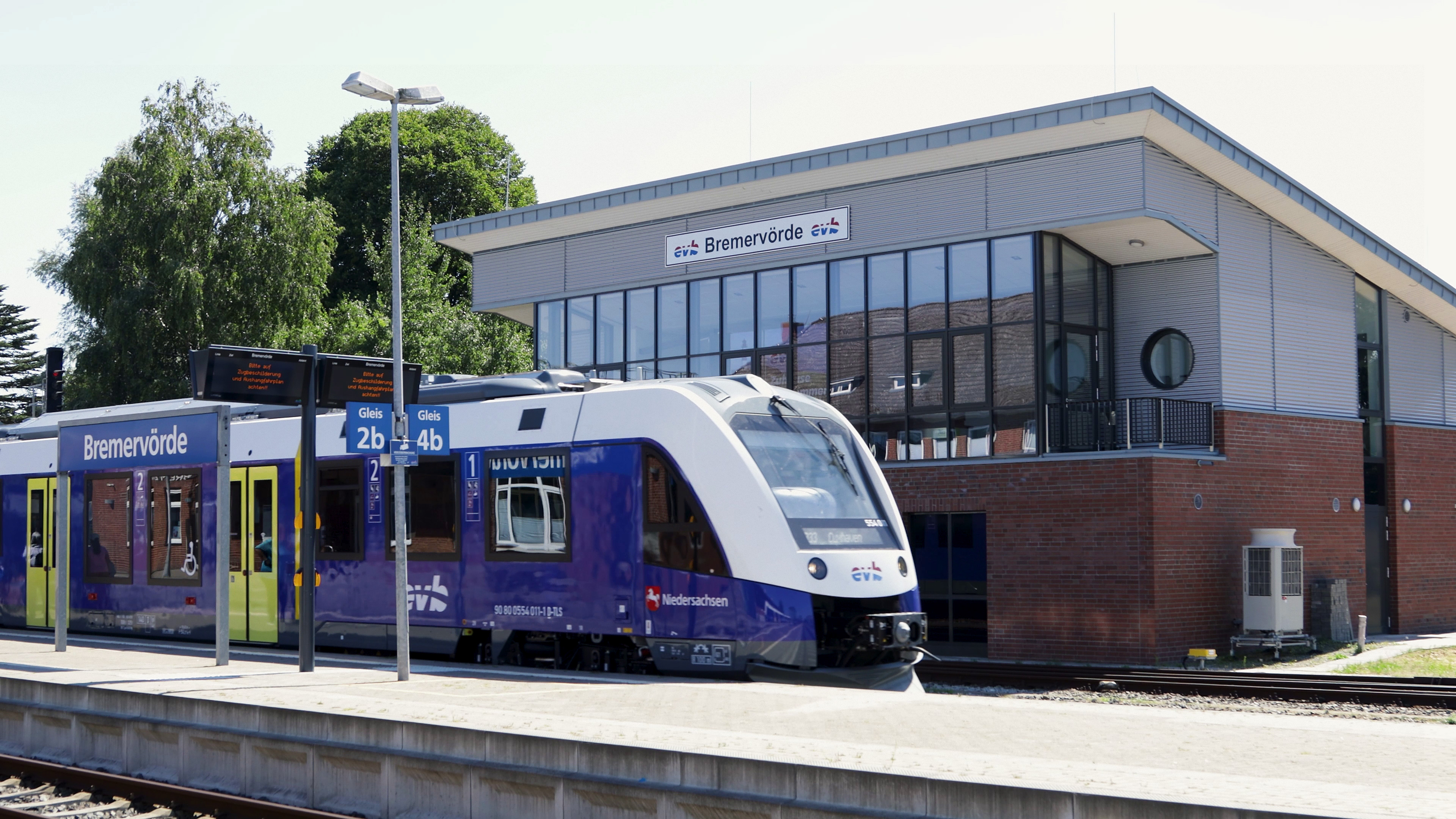 Wasserstoffzug bei einem Halt an der Station Bremerv&ouml;rde
